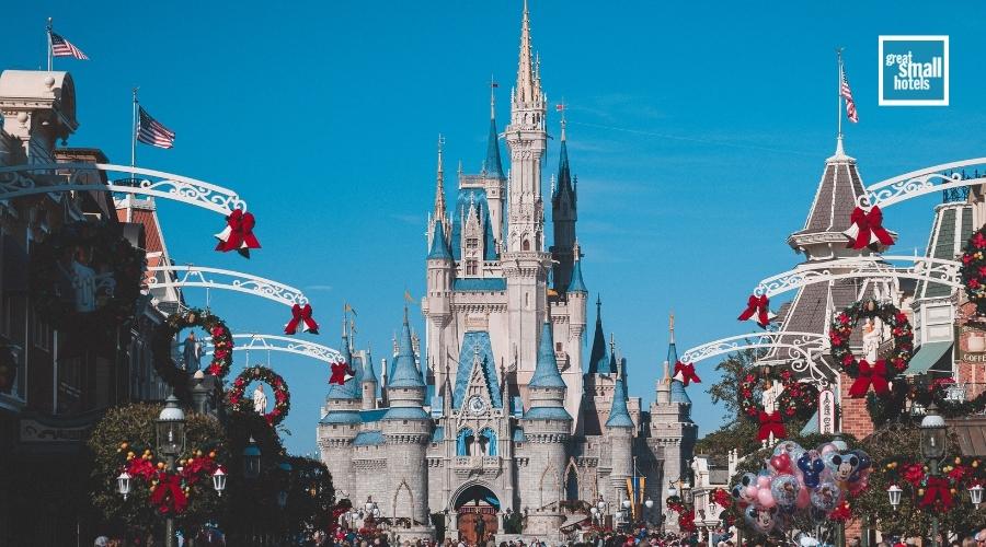 Disneyland can be one of the best alternatives to visit at Christmas.