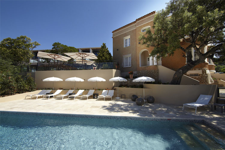 Les Terrasses du Bailli, a boutique hotel in Rayol-canadel-sur-mer - Page
