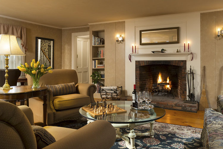 Lounge - Inn at Pleasant Lake - New London