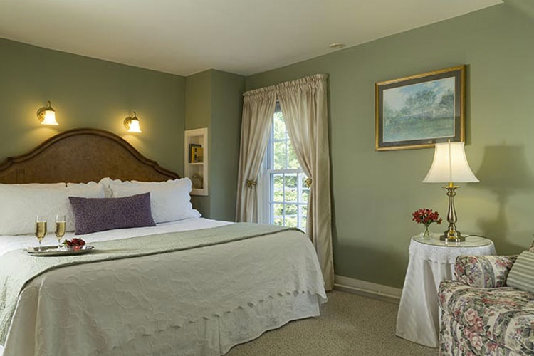 Junior Suite 9 - Inn at Pleasant Lake - New London