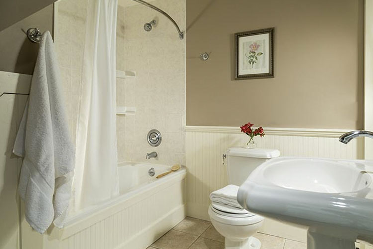 Junior Suite 9 - Inn at Pleasant Lake - New London