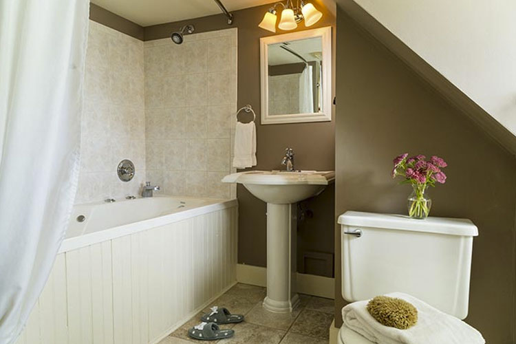 Junior Suite 12 - Inn at Pleasant Lake - New London