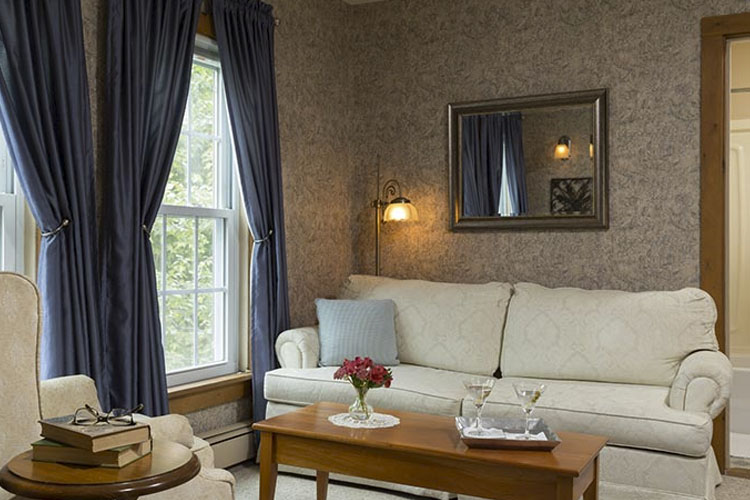 Junior Suite 5 - Inn at Pleasant Lake - New London