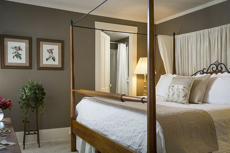 Junior Suite 4 - Inn at Pleasant Lake - New London