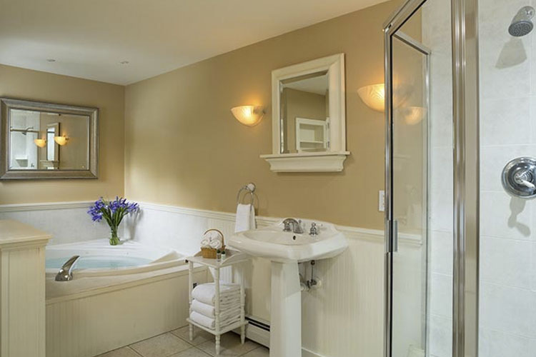 Junior Suite 1 - Inn at Pleasant Lake - New London