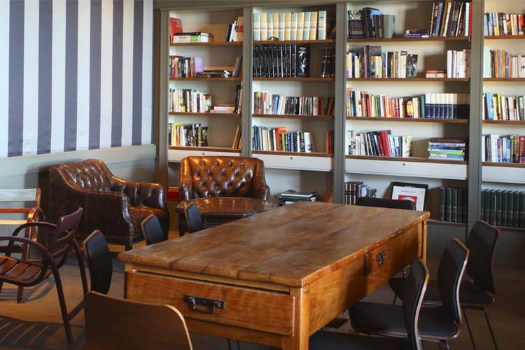 Library - Hostal Spa Empúries - Costa Brava