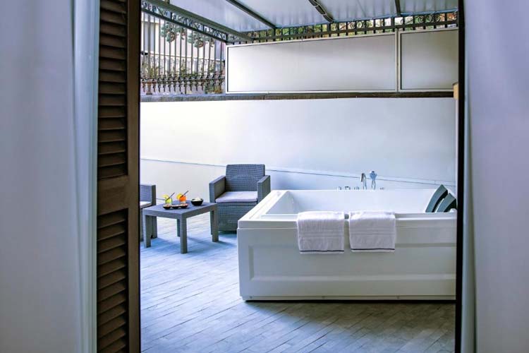 Queen Room with external Spa Bath - Villa Elisio Hotel & Spa - Naples
