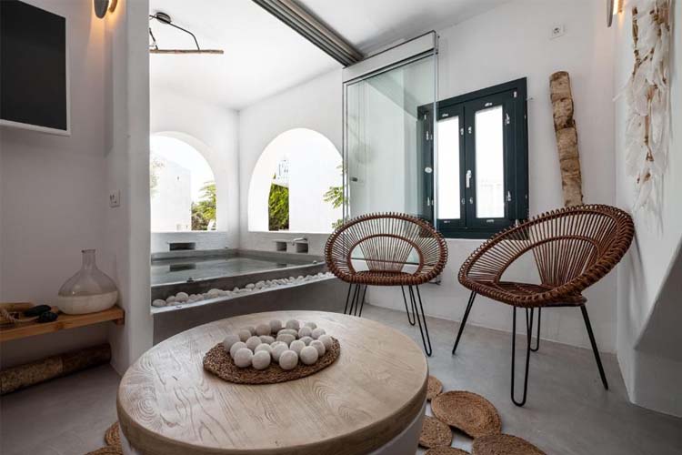 Honeymoon Suite Outdoor Hot Tub - Sandaya Luxury Suites - Naoussa