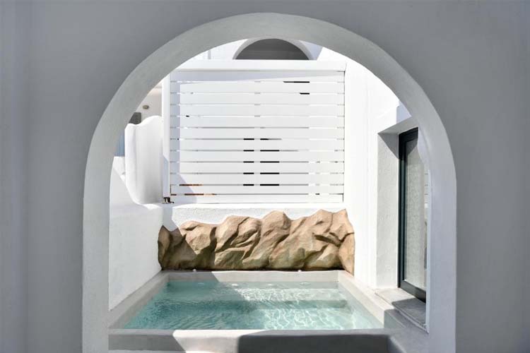 Honeymoon Suite Outdoor Hot Tub - Sandaya Luxury Suites - Naoussa