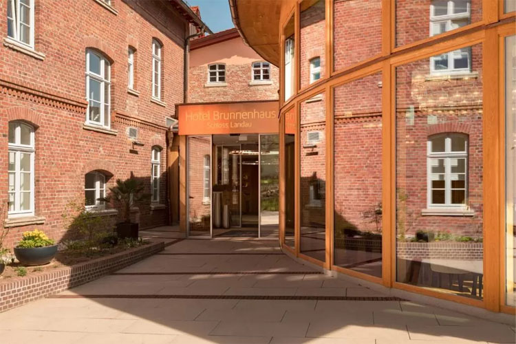 Entrance - Hotel Brunnenhaus Schloss Landau - Landau