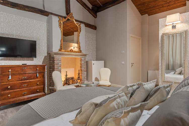 Romantic Suite with Whirlpool - Borgo il Mezzanino - Salò