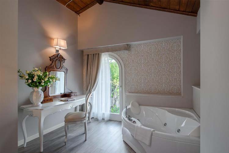 Romantic Suite with Whirlpool - Borgo il Mezzanino - Salò