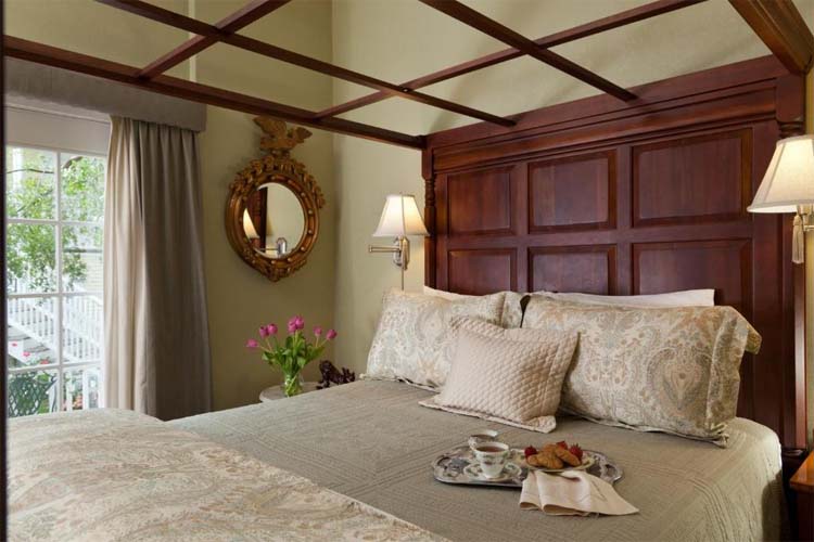 Queen Room - Sweet Olive - Azalea Inn & Villas - Savannah