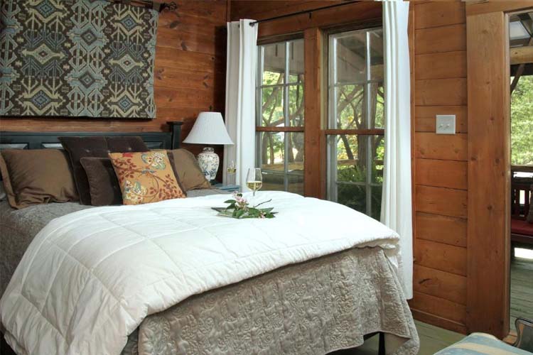 Queen Room - Lake Rabun Hotel & Restaurant - Lakemont