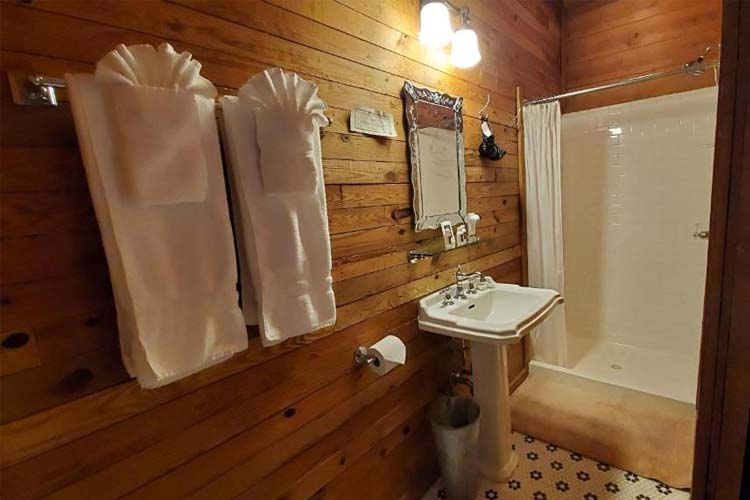 Queen Room - Lake Rabun Hotel & Restaurant - Lakemont