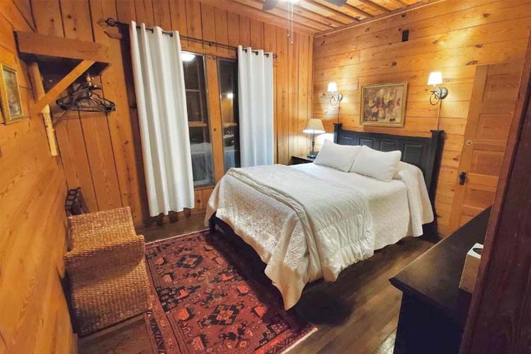Queen Room - Lake Rabun Hotel & Restaurant - Lakemont