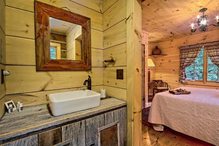 Queen Room - Lake Rabun Hotel & Restaurant - Lakemont