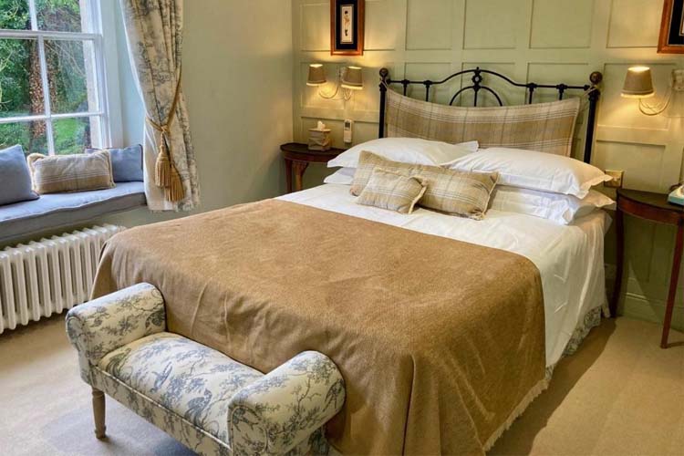 Standard Double Room - Burleigh Court Hotel - Stroud