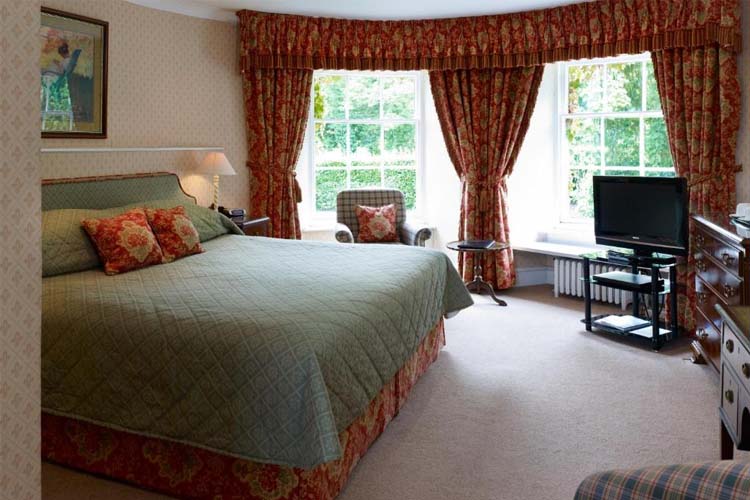 Twin Room - Burleigh Court Hotel - Stroud