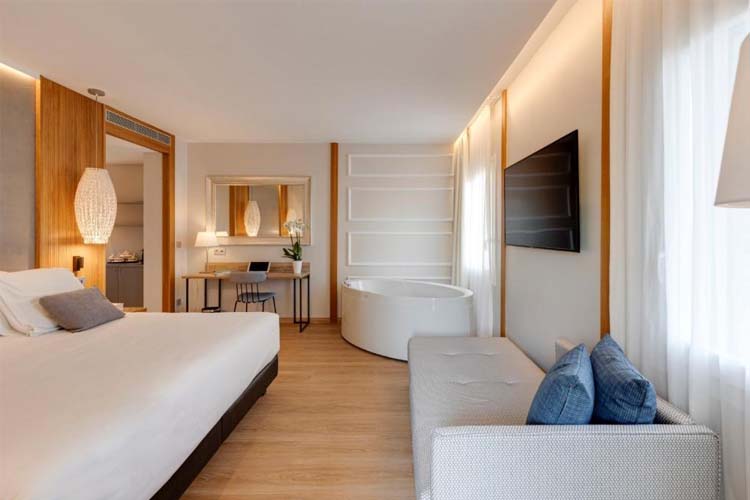 Deluxe Superior with Hammam and Hydromassage Bathtub - Hotel Boutique Mirlo Barcelona - Barcelona