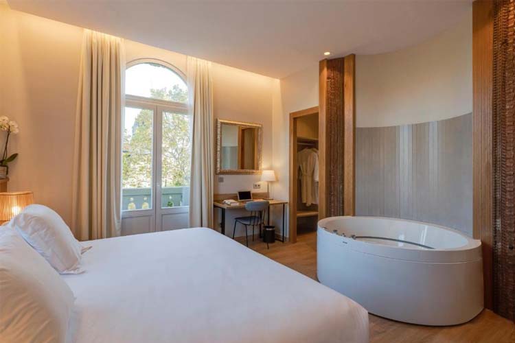 Deluxe Superior with Hammam and Hydromassage Bathtub - Hotel Boutique Mirlo Barcelona - Barcelona
