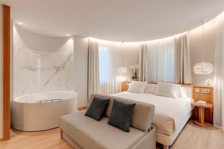 Suite with Hammam, Hydromassage Bathtub, Sauna and Terrace - Hotel Boutique Mirlo Barcelona - Barcelona