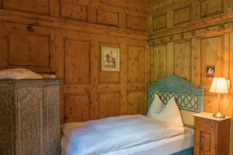 Single Room with Shared Shower and Toilet - Hotel Palazzo Salis - Soglio