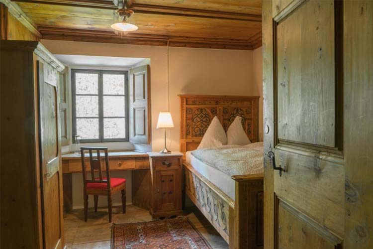 Single Room with Shared Shower and Toilet - Hotel Palazzo Salis - Soglio