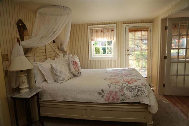 Superior Queen Room - Beaconsfield Inn - Victoria
