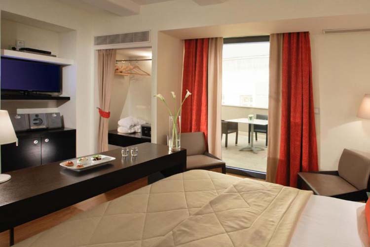Petite Suite with Private Terrace - O&B Athens Boutique Hotel - Athen