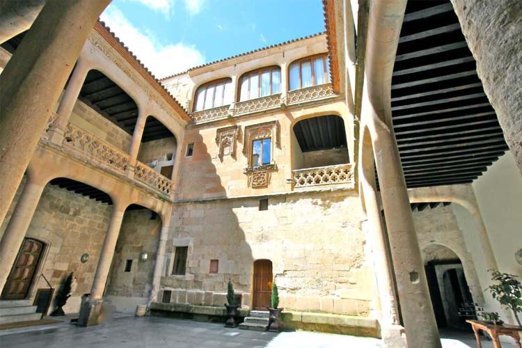 Patio - Castillo del Buen Amor - Villanueva de Cañedo