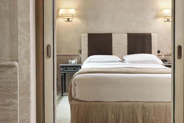 Junior Suite with Piazza View - Hotel Barocco - Roma