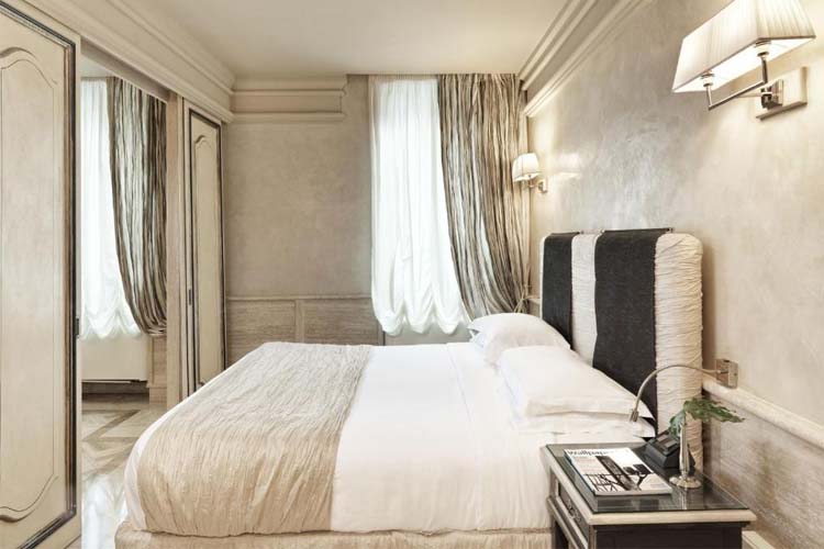 Junior Suite with Piazza View - Hotel Barocco - Roma