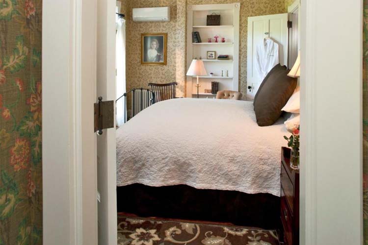 Superior Queen Room - Jackson House Inn - Woodstock