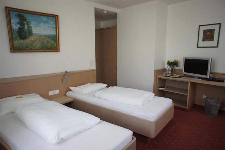 Standard Twin Room - Gästehaus Andrea - Stuttgart