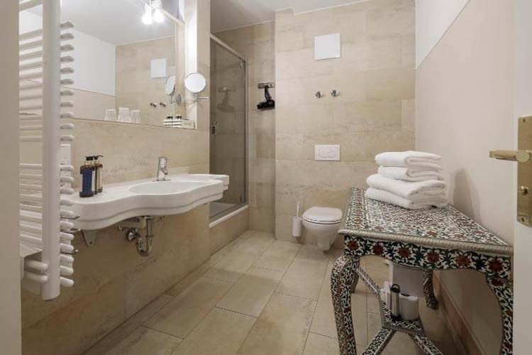 Standard Double Room - Hotel Orphee-Grobes Haus - Regensburg