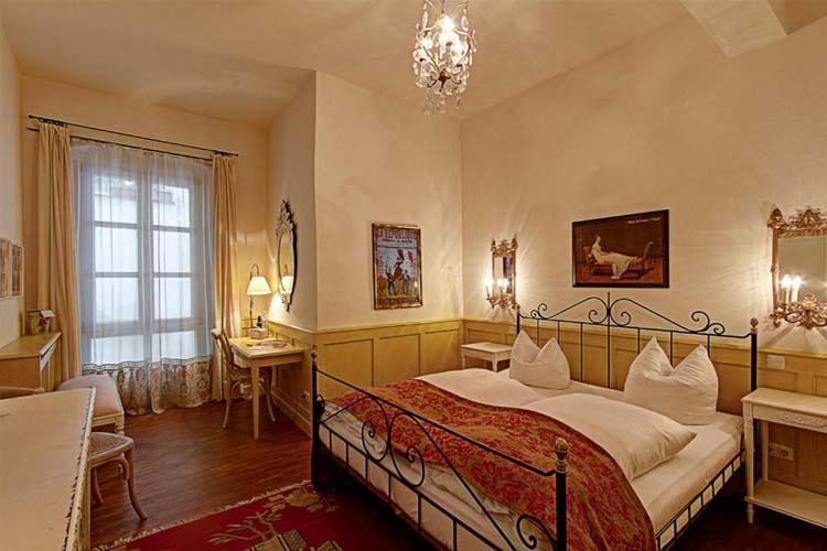 Standard Double Room - Hotel Orphee-Grobes Haus - Regensburg