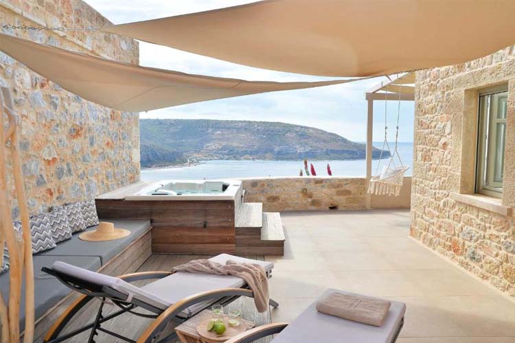 Junior Suite with Hot Tub - Akrolithi Boutique Hotel  - Oitylo