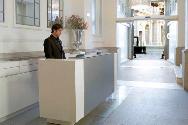 Front Desk - Puerta de Alcalá - Madrid