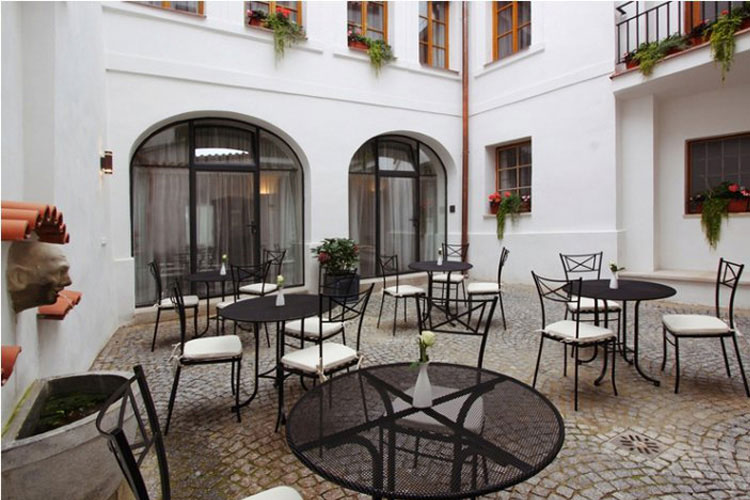 Courtyard - At the Green Grape - Prag
