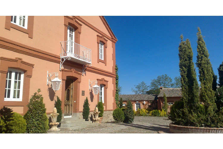 Facade - Hotel Valdepalacios *****GL- Relais Châteaux - Torrico