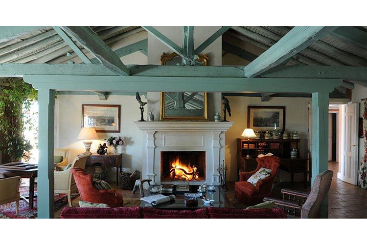 Fireplace - Hotel Valdepalacios *****GL- Relais Châteaux - Torrico