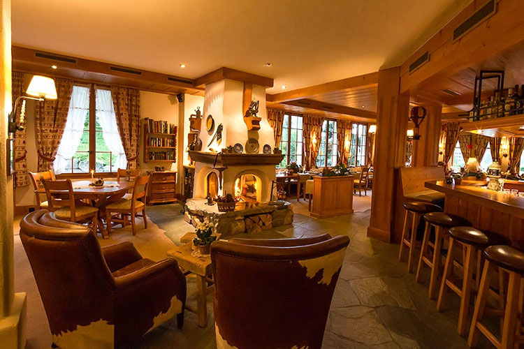 Bar and Fireplace - Hotel le Grand Chalet - Gstaad