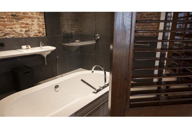 De Dieze Suite Bath - Bossche Suites - Den Bosch