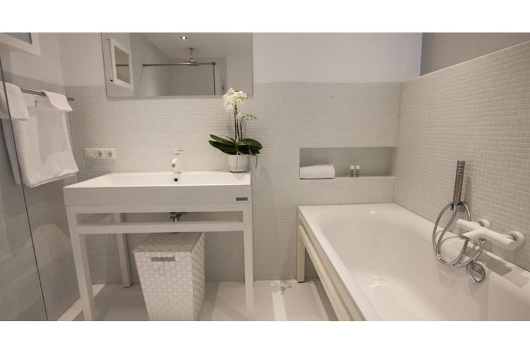 De Witte Suite Bath - Bossche Suites - Den Bosch