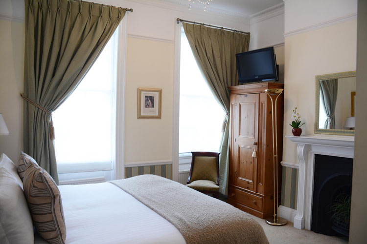 Lady Hamilton Apartment - Pier View Self Catering Luxury Apartments - Southend-on-Sea