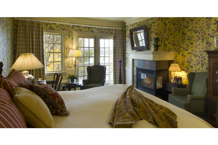 Grand Deluxe Room - Manoir Hovey - North Hatley