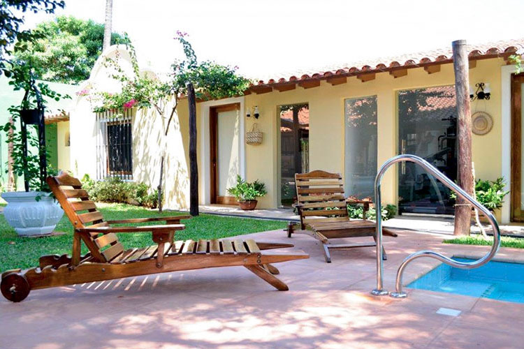 Pool and Garden - La Casona Hotel - Asunción