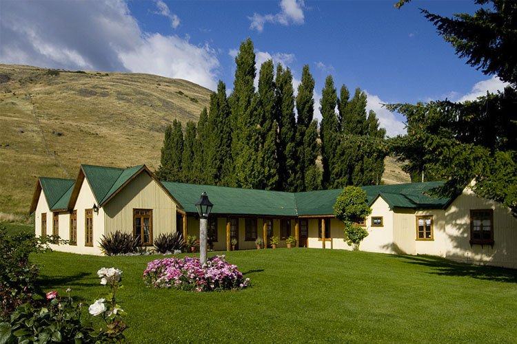Facade - Estancia Nibepo Aike - Lago Roca